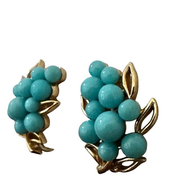 Vintage Crown Trifari gold tone turquoise beaded clip on earrings - Picture 5 of 10